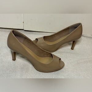NWOT CL by Laundry Women’s Mild Beige Peep Toe Pumps Size 8.5